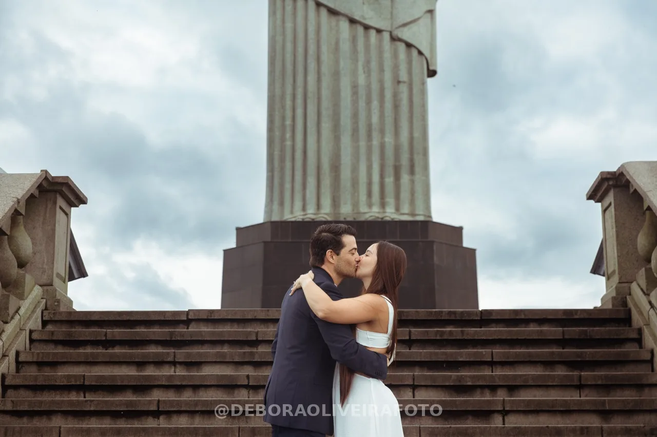 Kiss on the stairs after the proposal at Cristo Redentor – photo 18