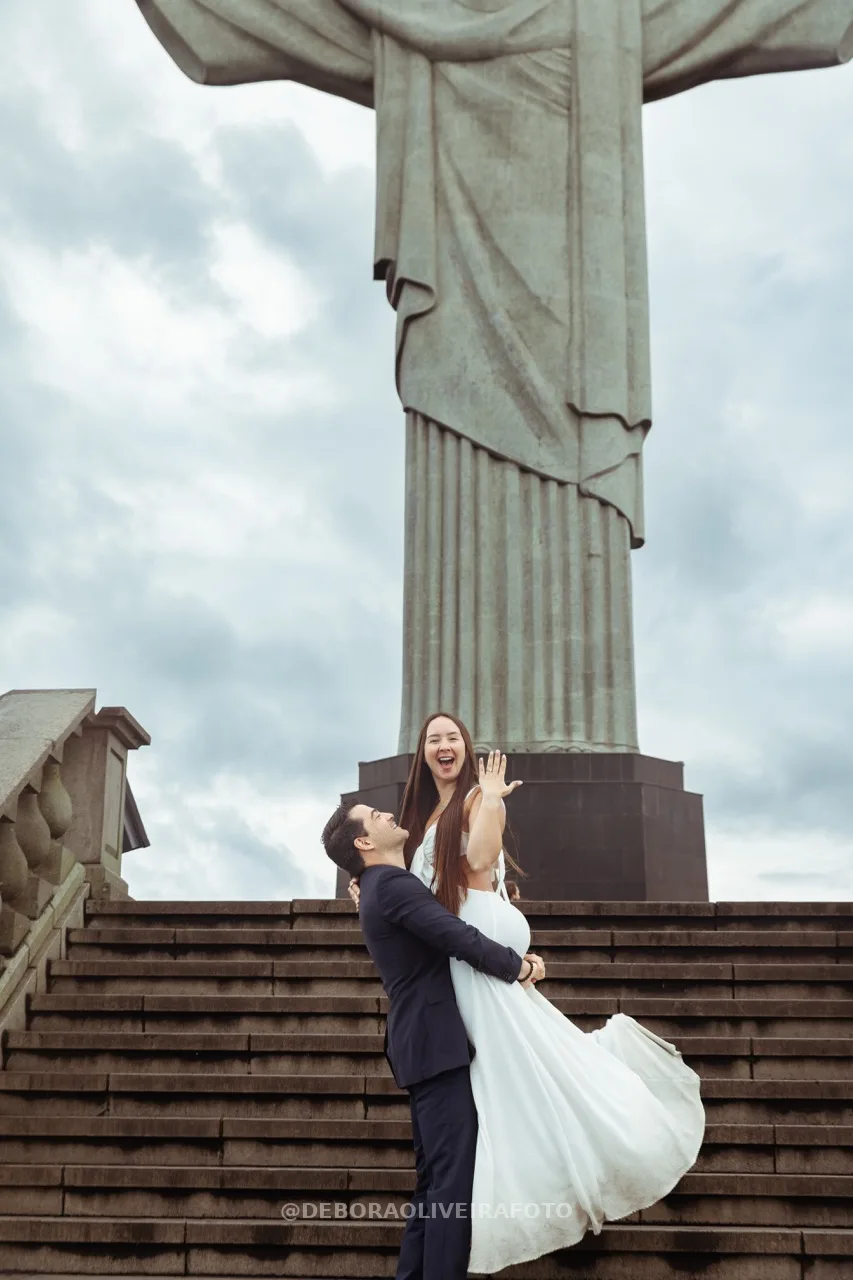 Andres lifting Alexandra in celebration after she said yes – photo 19