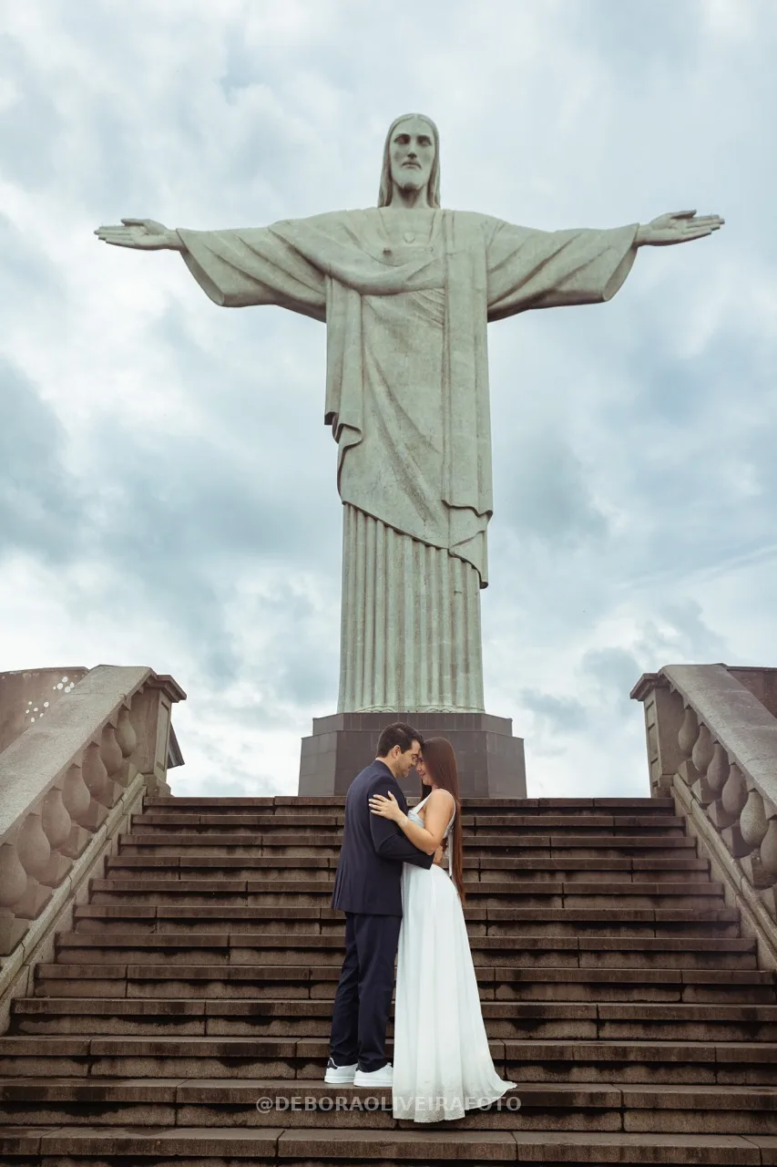 Newly engaged couple embracing on stairs with full statue – photo 20