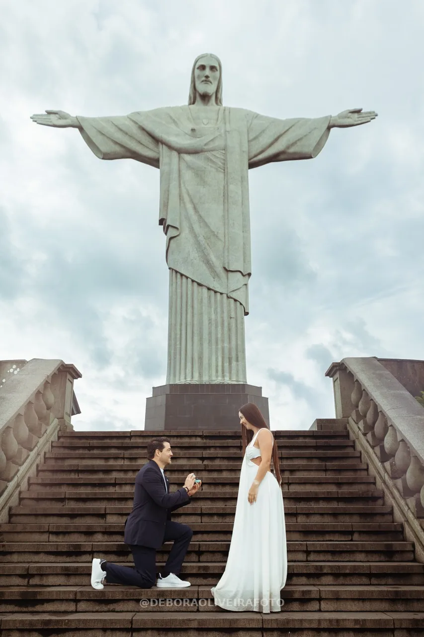 Andres on one knee with full Cristo Redentor behind – photo 22