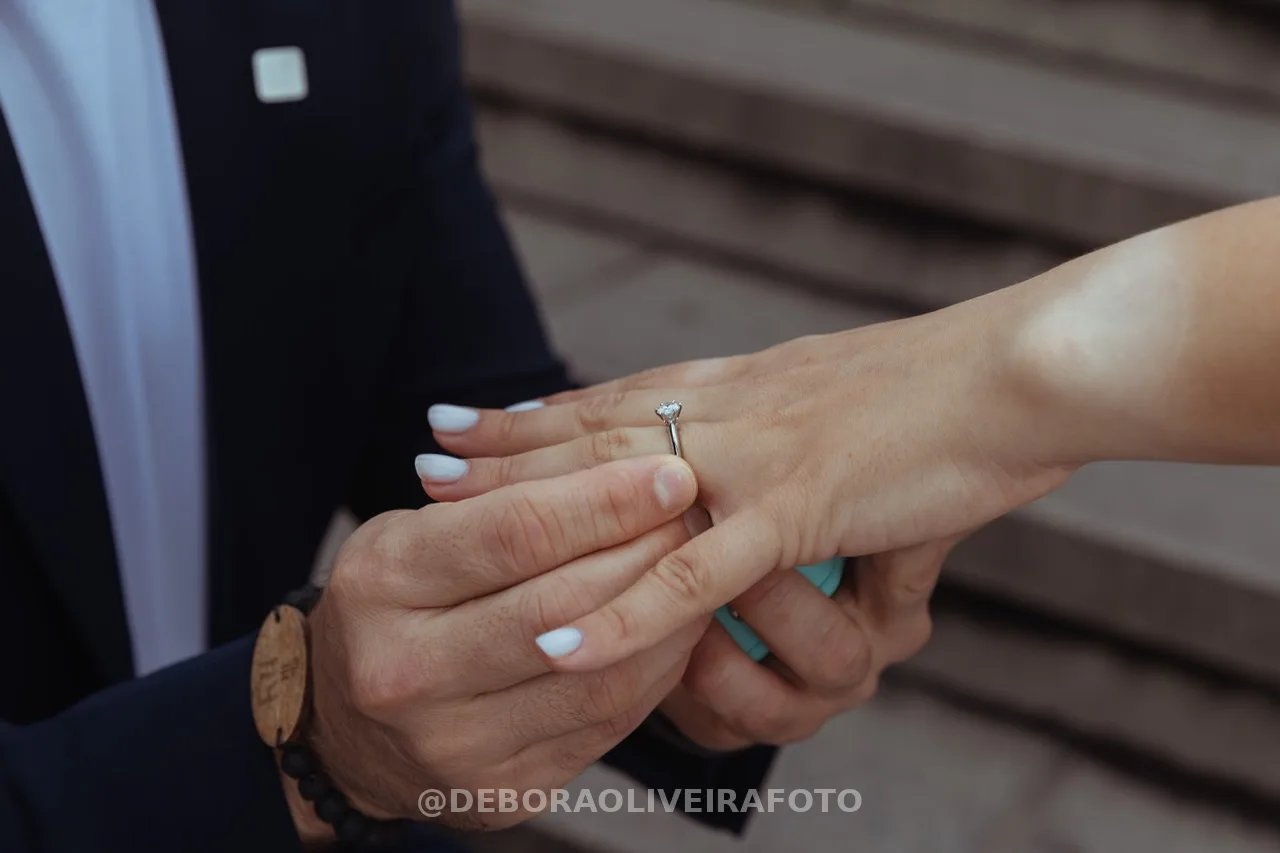 Close-up of engagement ring on Alexandra's hand – photo 23