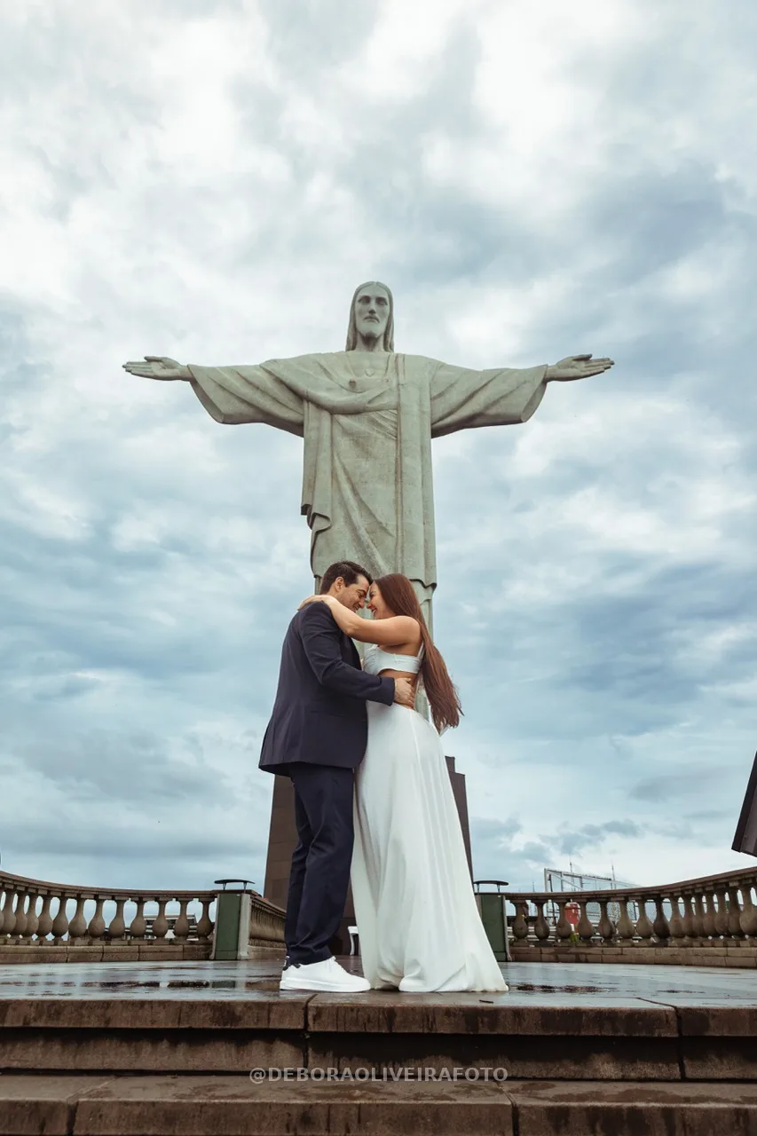 Andres and Alexandra foreheads touching with Cristo behind – photo 3