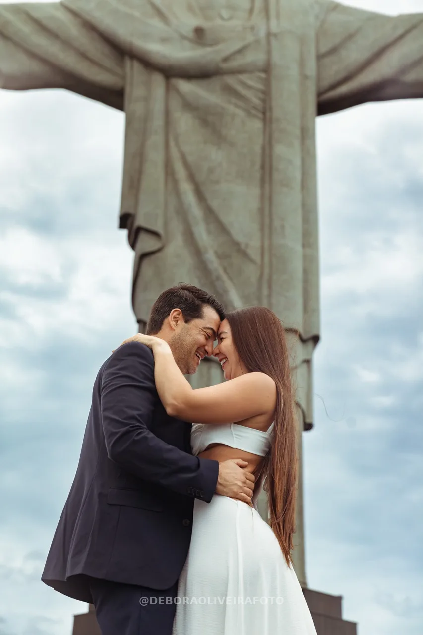 Close-up of couple embrace beneath statue – photo 4