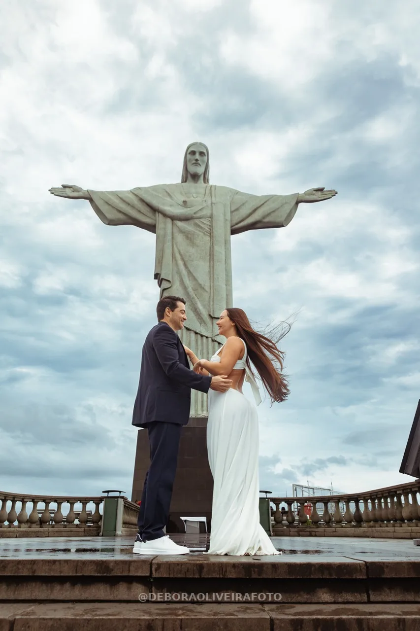 Couple dancing with wind in her hair at Cristo Redentor – photo 5