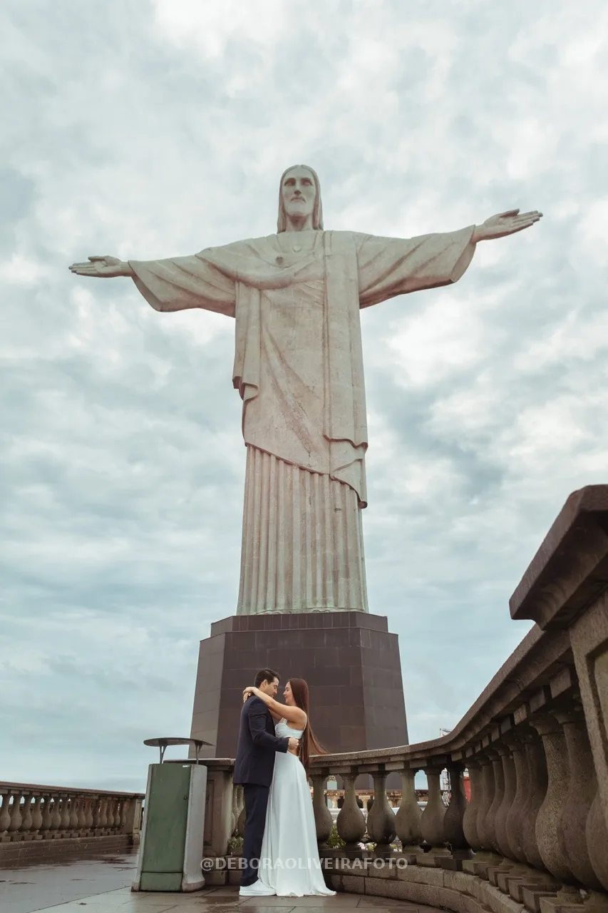 Andres and Alexandra embracing at Christ the Redeemer – photo 1