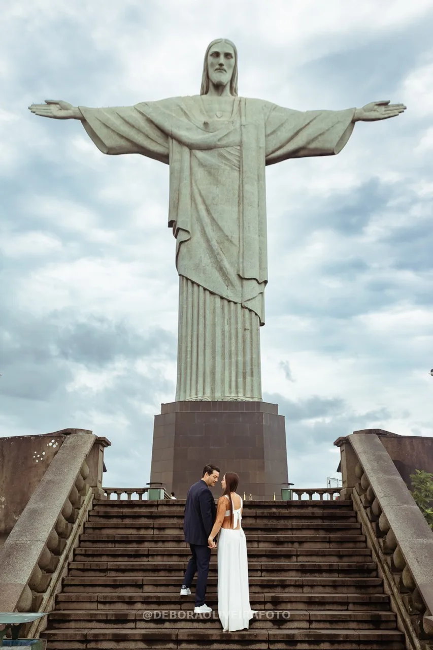 Couple on stairs with full Christ the Redeemer statue visible – photo 7