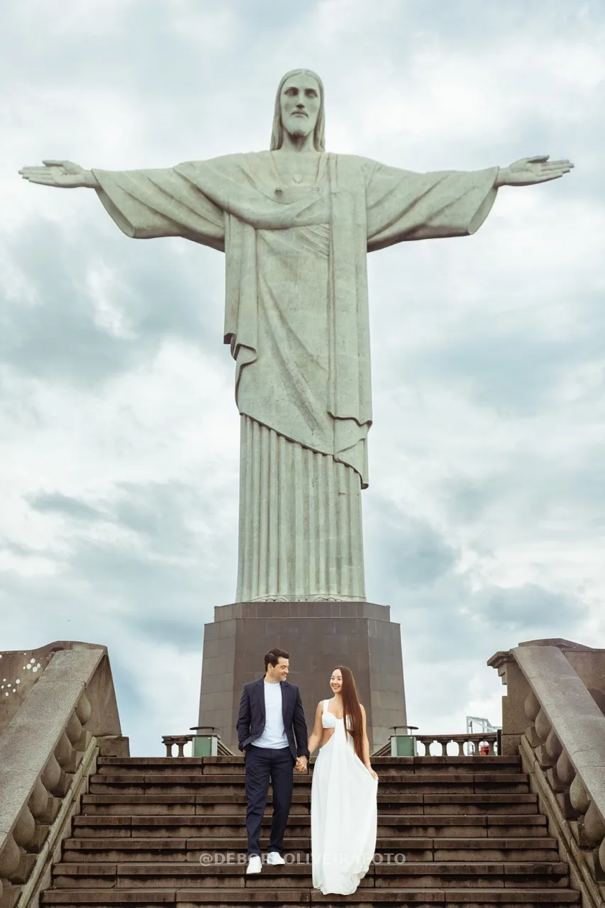 Walking down the stairs hand in hand at Cristo Redentor – photo 8