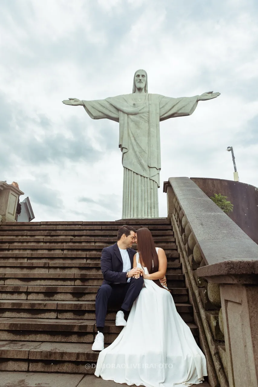 Intimate moment sitting on the stairs with statue behind – photo 9