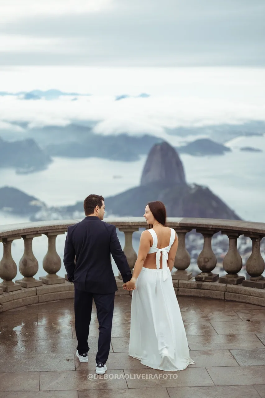 Couple seen from behind looking at Sugarloaf Mountain panorama – photo 12