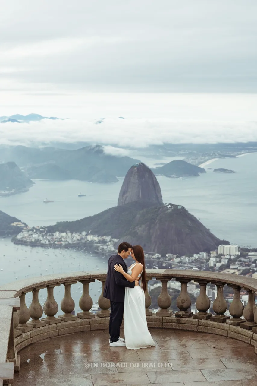 Andres and Alexandra at the viewpoint with Sugarloaf behind – photo 13