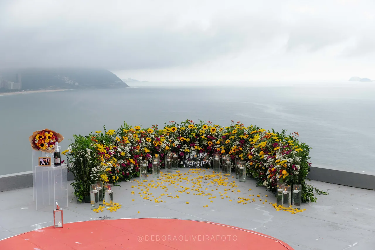 Arco de girasoles y pétalos amarillos en rooftop privado en Río de Janeiro