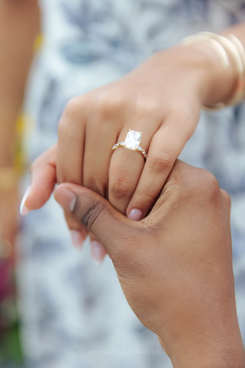Detalle del anillo de compromiso en su mano en Río de Janeiro