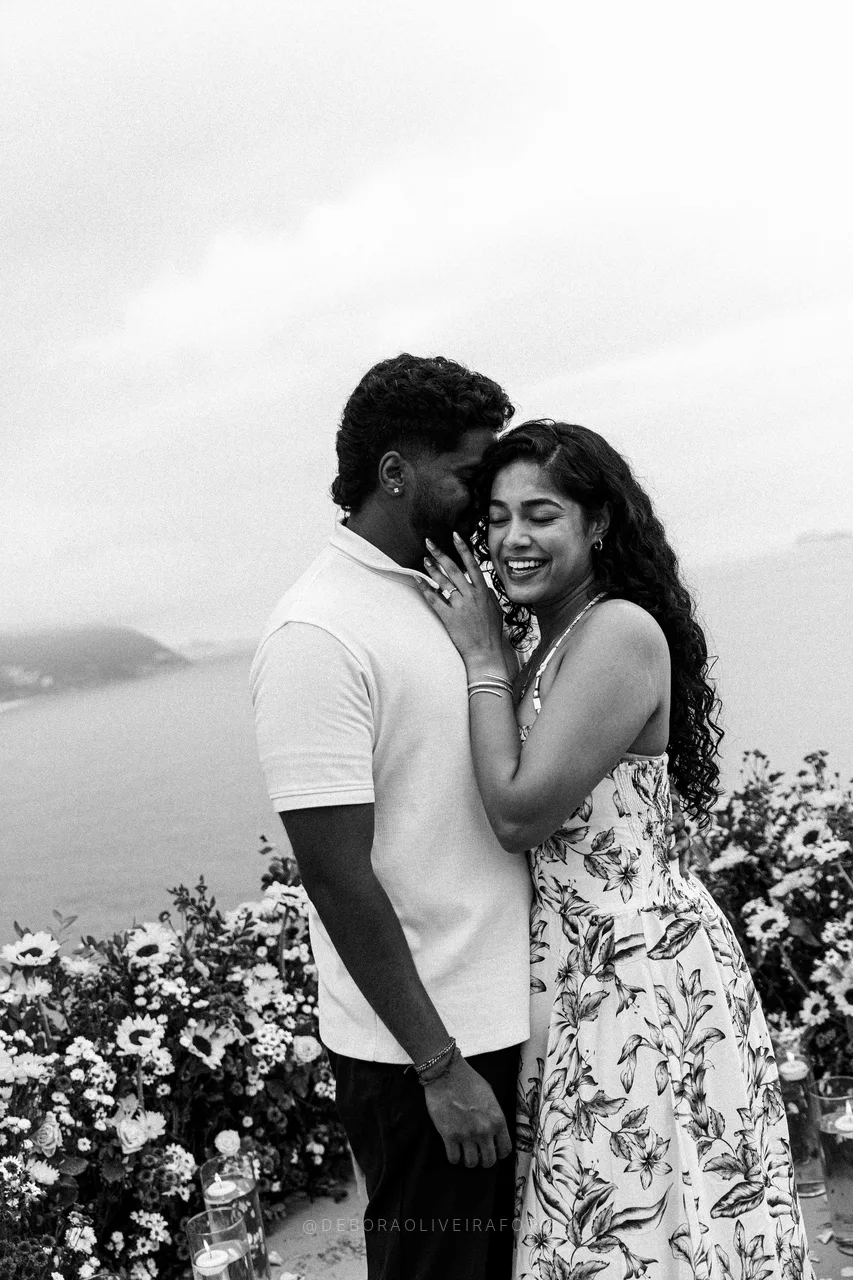 Retrato en blanco y negro de la pareja comprometida en rooftop en Río