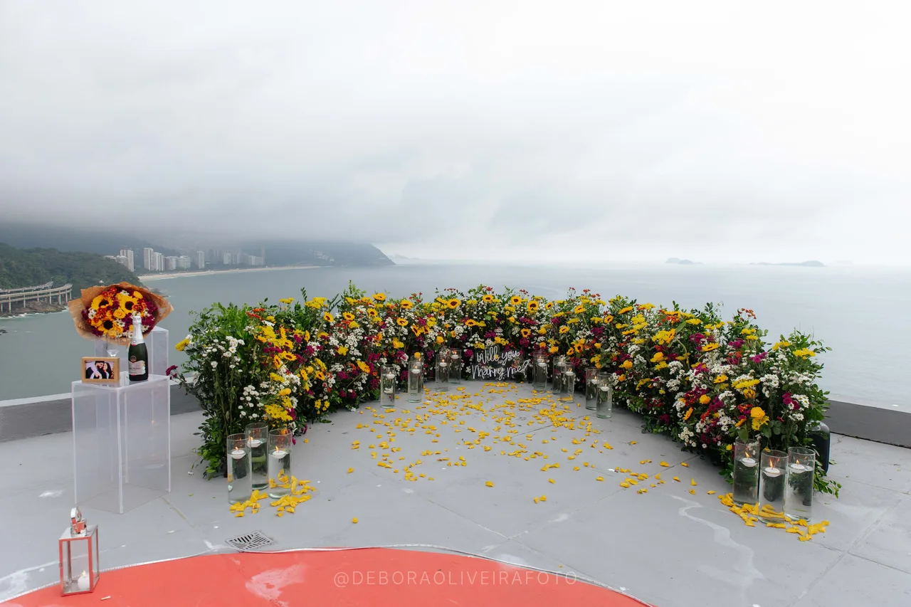 Arco de flores con pedestal del ramo en pedido en rooftop en Río de Janeiro