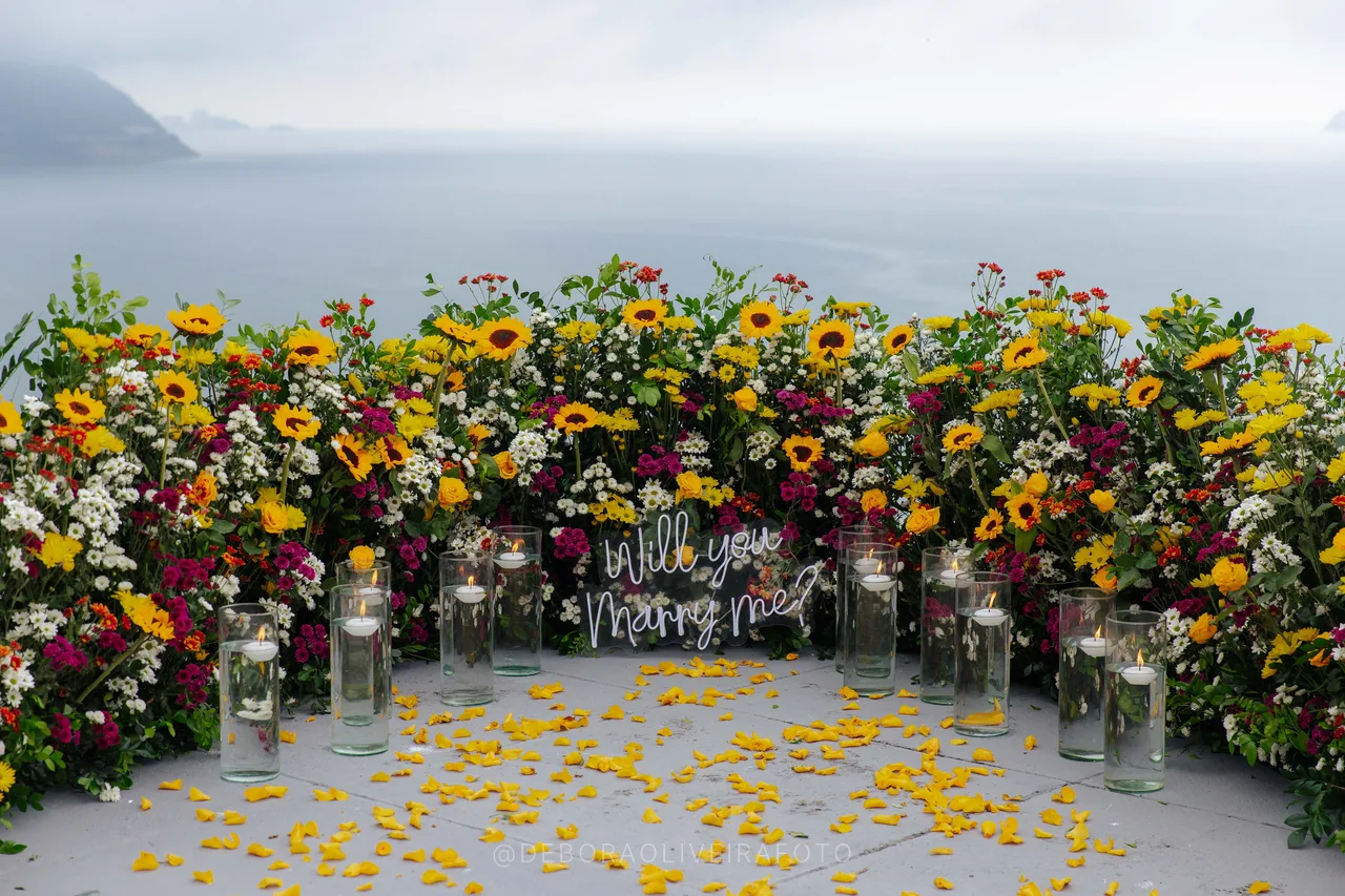 Arco de girasoles con neón marry me y vista al mar en Río de Janeiro