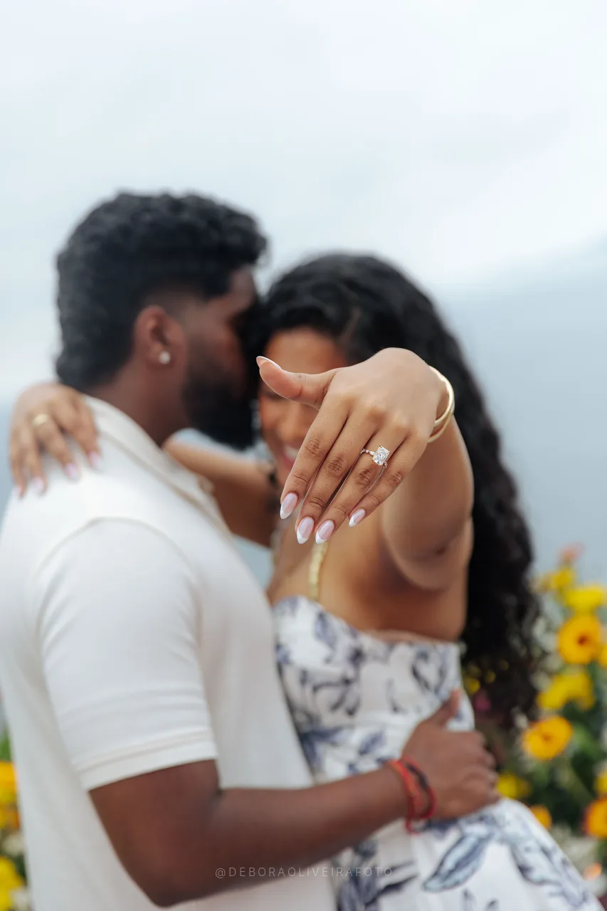 Thanujaah mostrando el anillo mientras abraza a Devshanth en Río de Janeiro