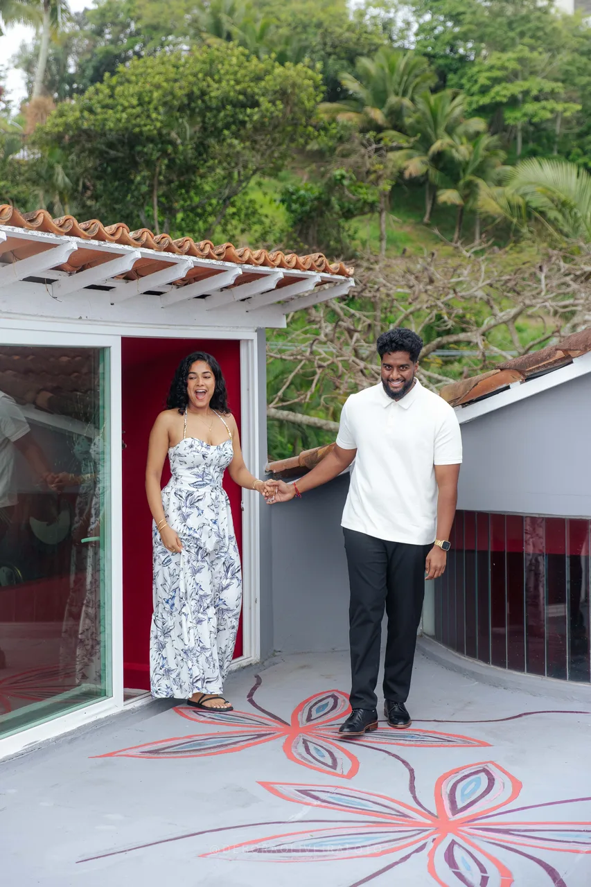 Devshanth llevando a Thanujaah hasta la terraza del rooftop en Río de Janeiro