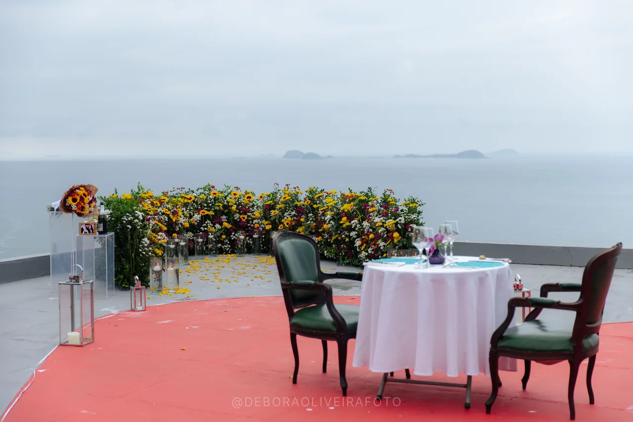 Mesa para dos montada en terraza de rooftop privado en Río de Janeiro