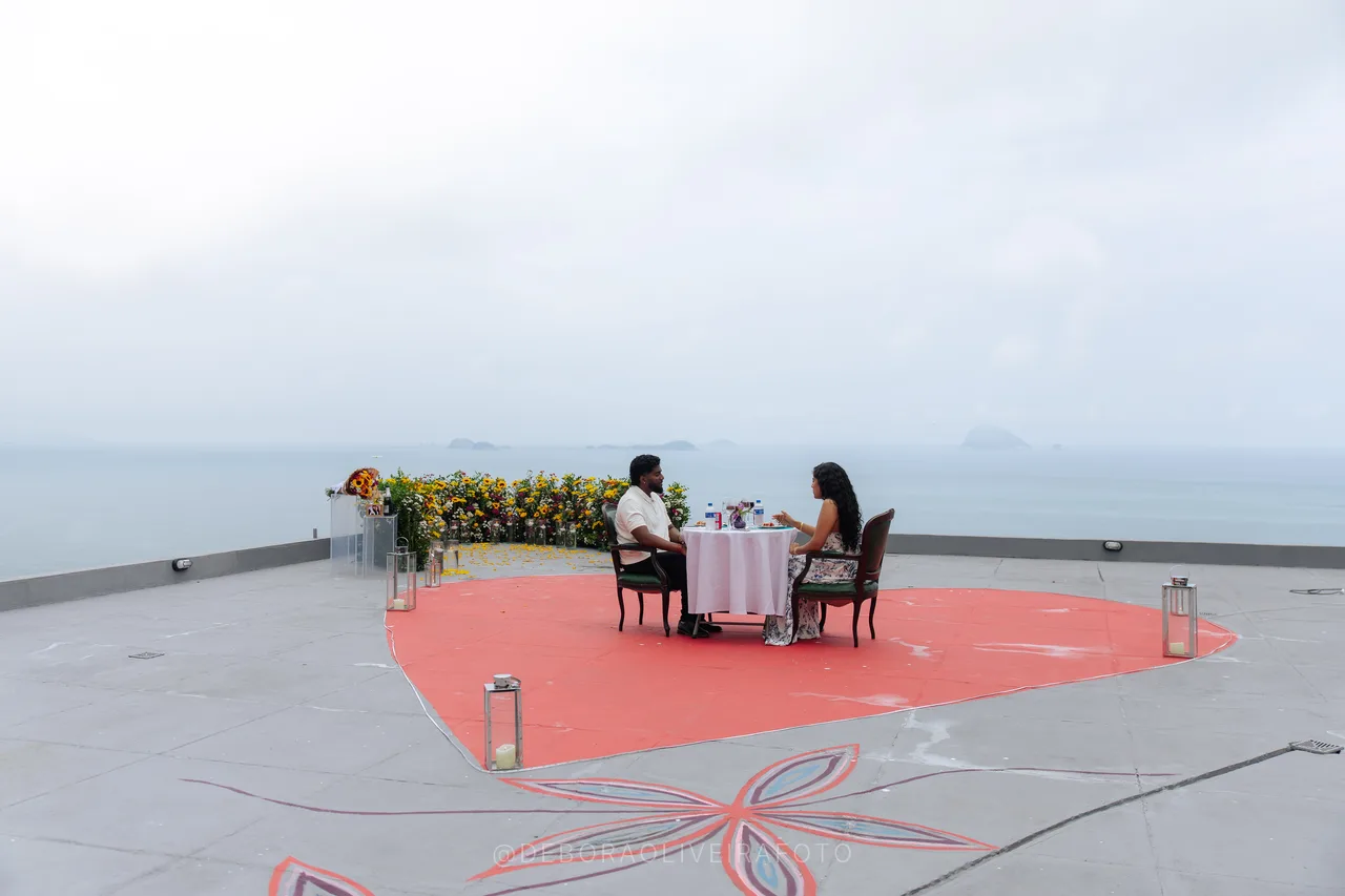 Devshanth y Thanujaah en la mesa después de su pedido en rooftop en Río