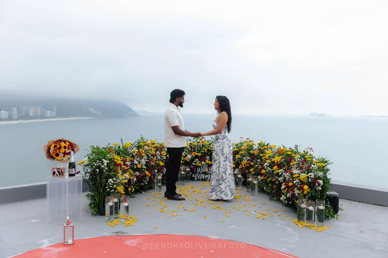 Devshanth y Thanujaah en el arco de flores en rooftop en Río de Janeiro
