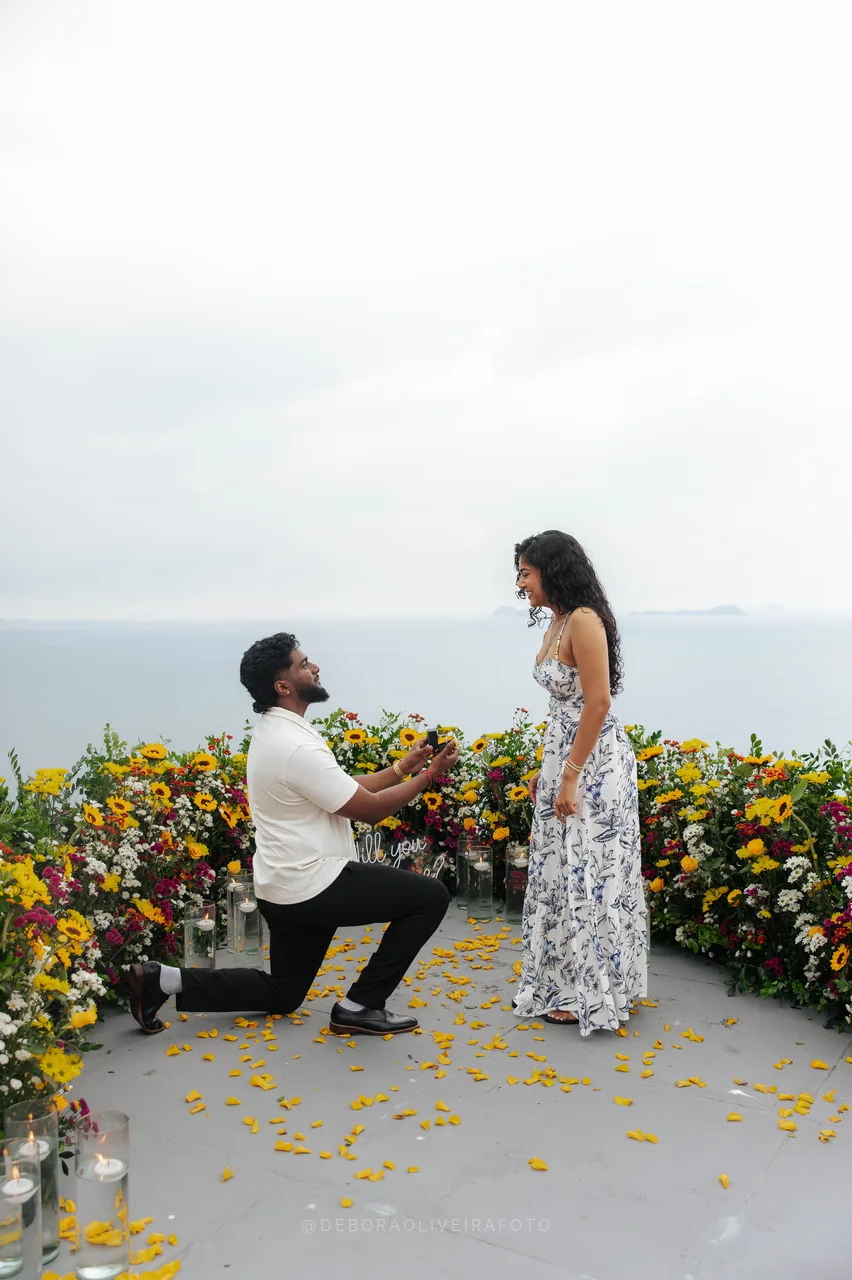Devshanth pidiendo de rodillas en rooftop de lujo en Río de Janeiro