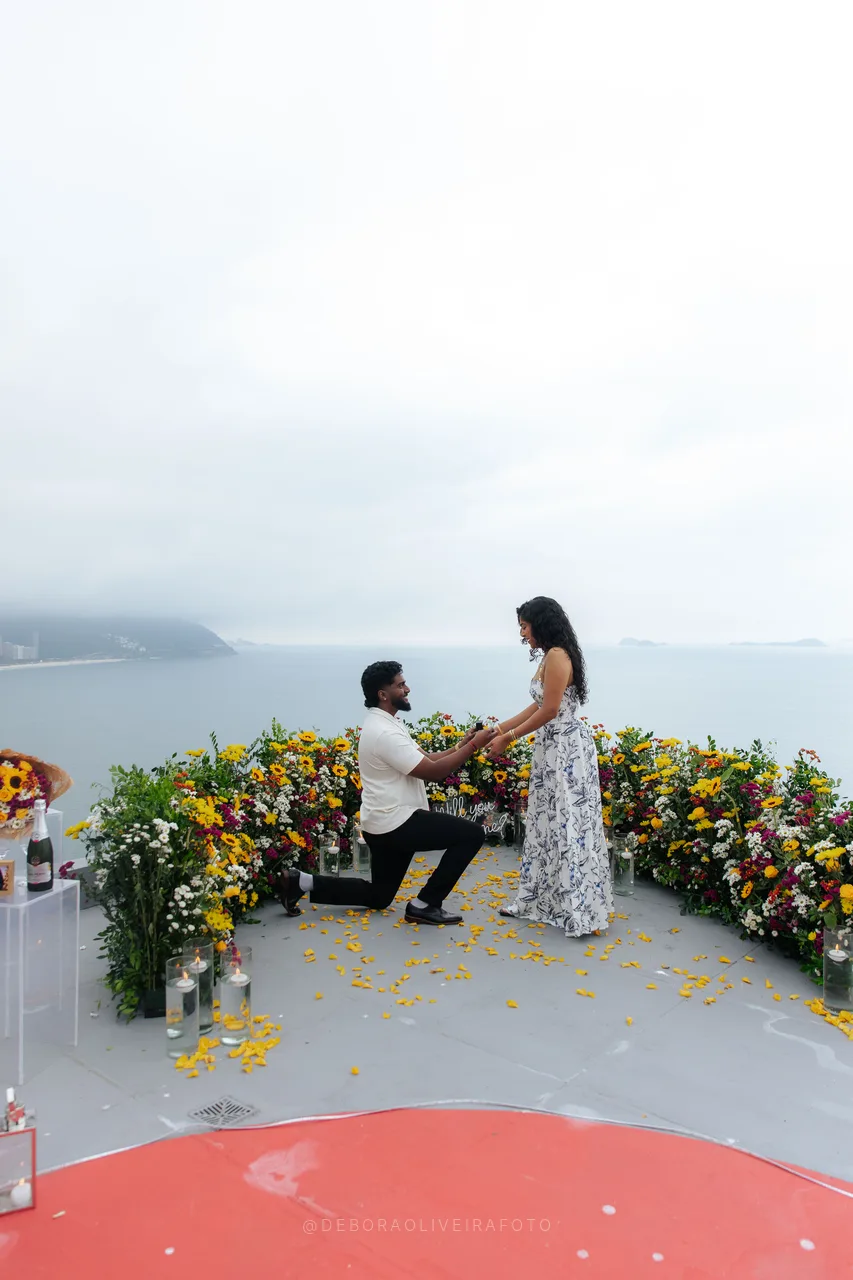Pedido de casamiento de rodillas con vista al mar en Río de Janeiro