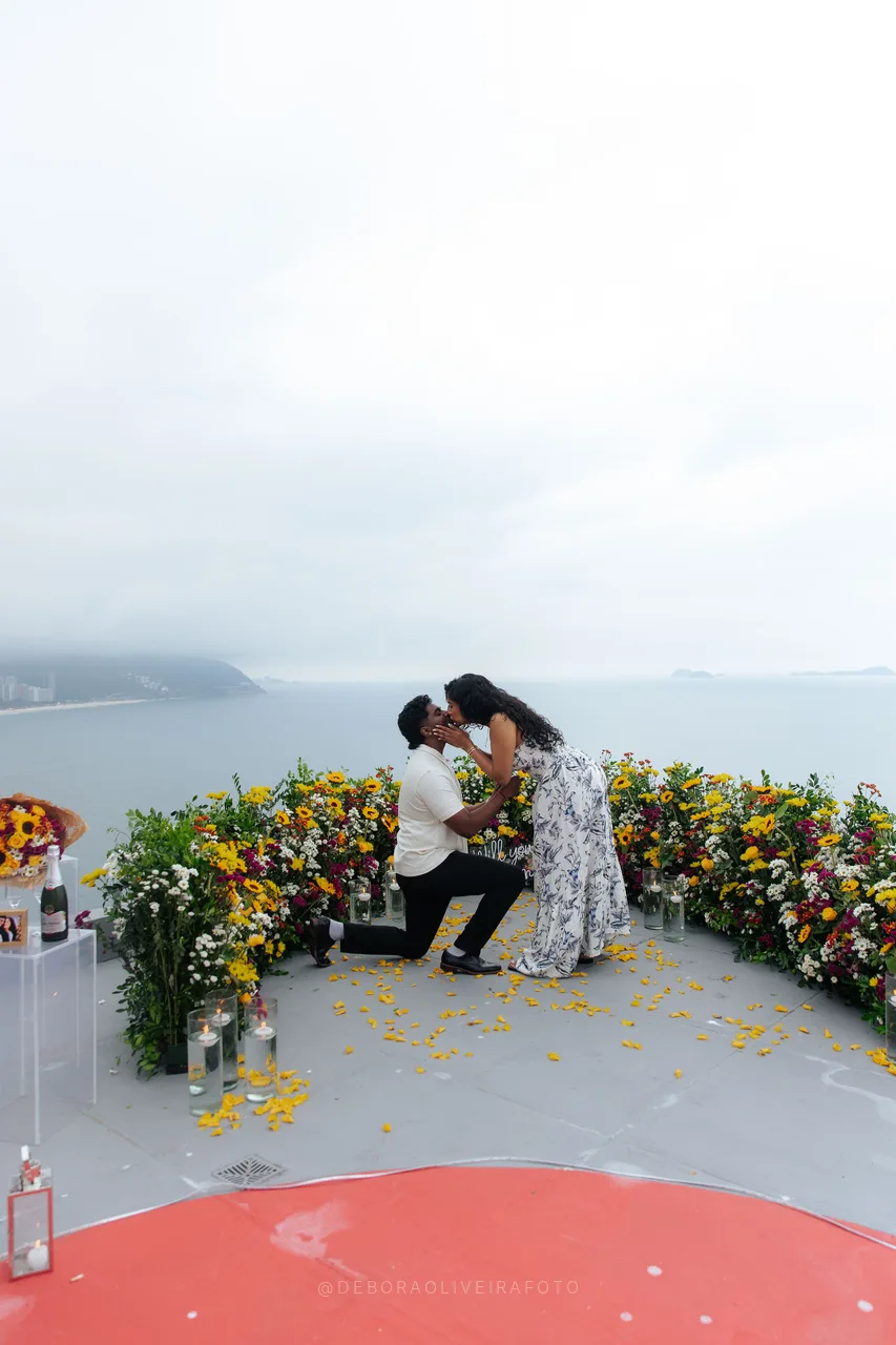 Momento del pedido en rooftop en Río de Janeiro visto desde la terraza