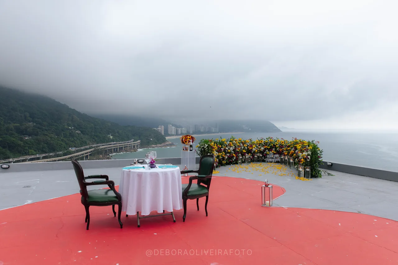 Montaje de pedido de casamiento en rooftop de lujo en Río de Janeiro con vista al mar
