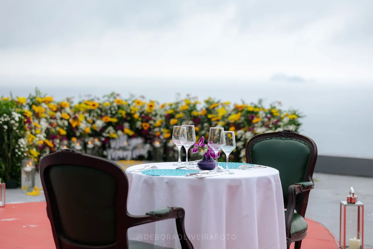 Mesa para dos con espumante en pedido de casamiento en rooftop en Río de Janeiro