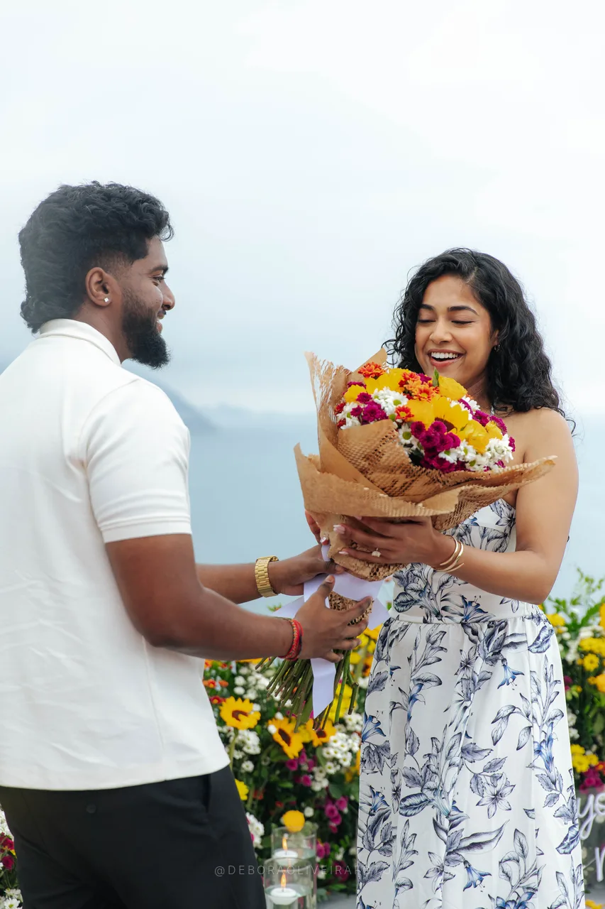 Devshanth entregando el ramo de girasoles a Thanujaah después del pedido
