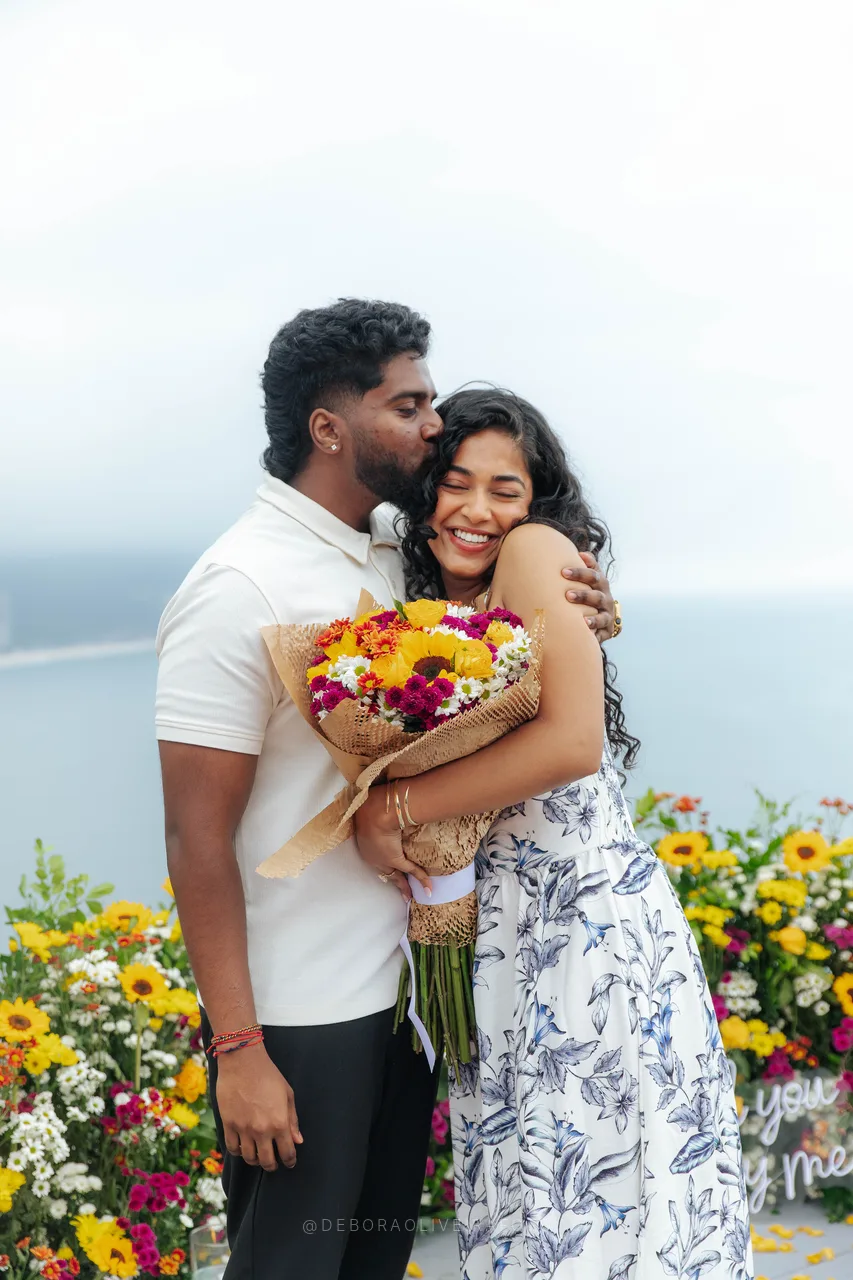 Pareja comprometida abrazada con el ramo de girasoles en Río de Janeiro
