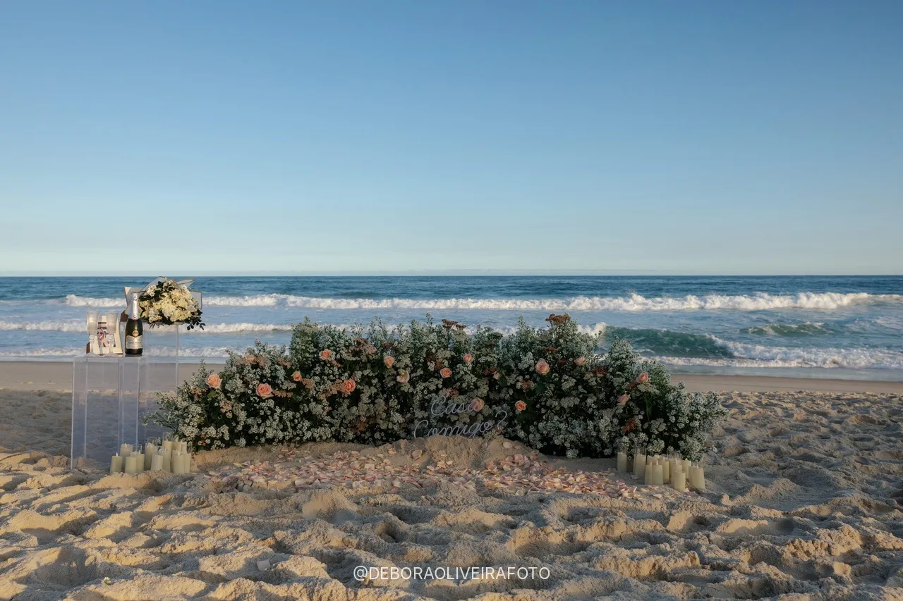 Jardim de flores montado na areia de frente para o mar para pedido de casamento na praia no Rio de Janeiro