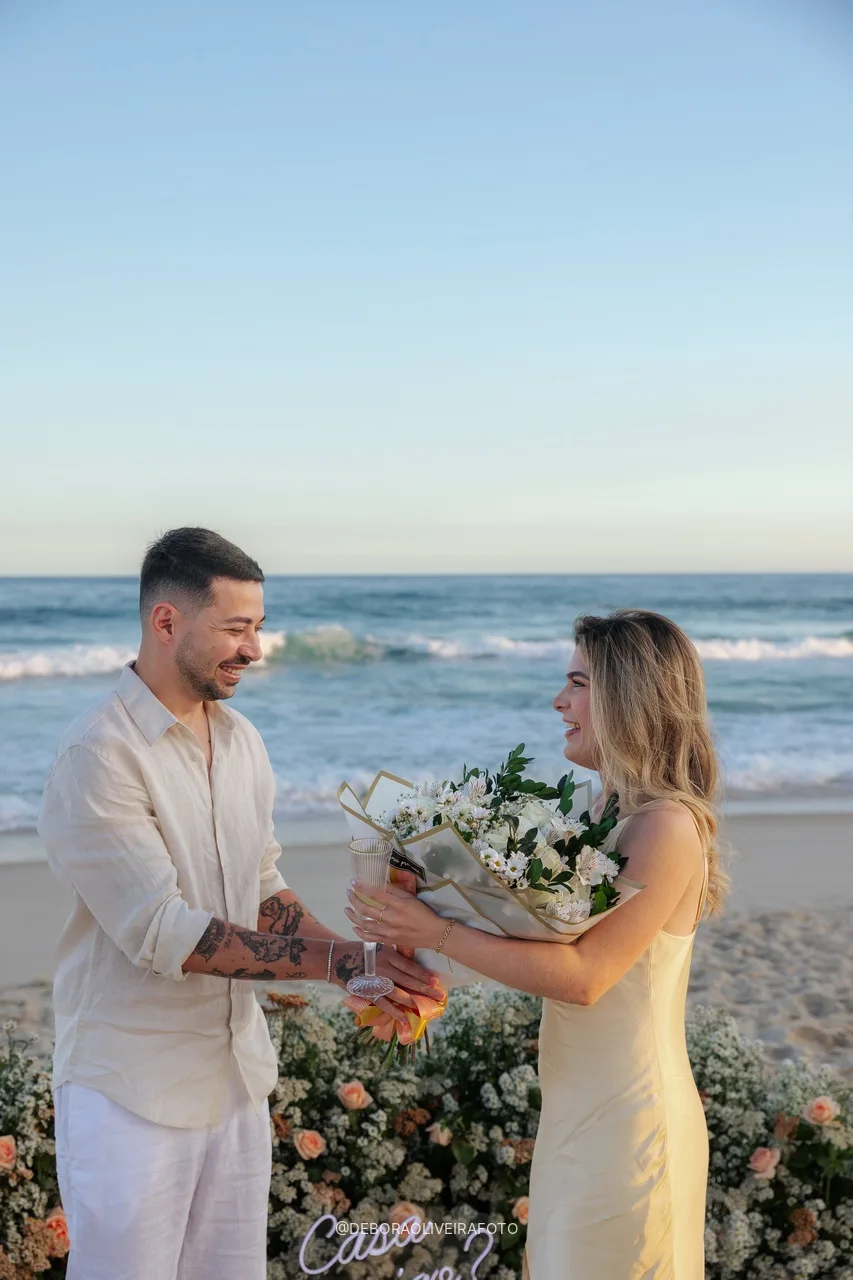 Eduardo entregando o buquê de flores brancas para Isabely