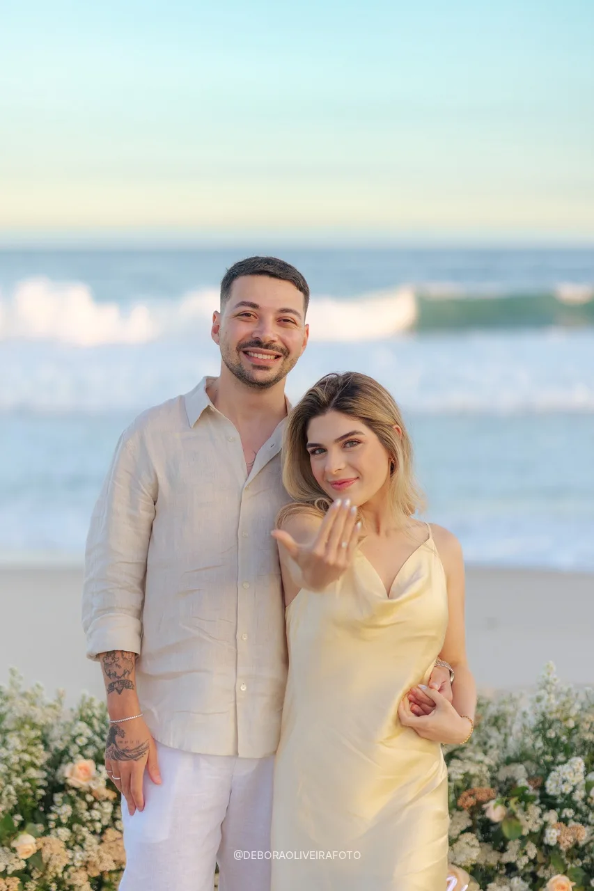 Isabely mostrando o anel de noivado ao lado de Eduardo