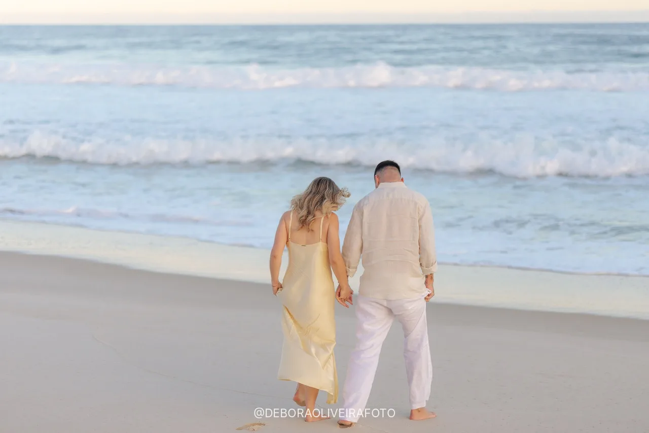 Eduardo e Isabely caminhando pela beira do mar