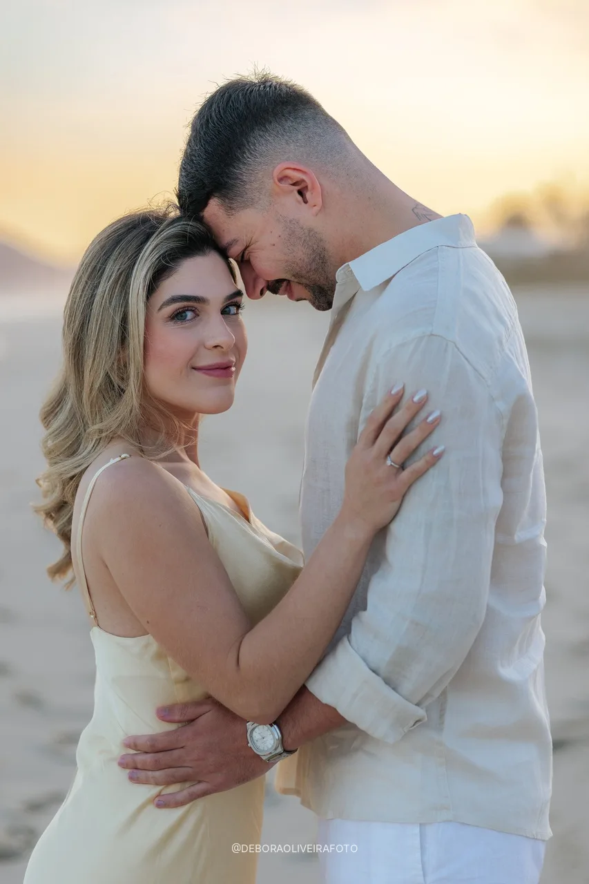 Eduardo e Isabely testa com testa na luz do fim da tarde