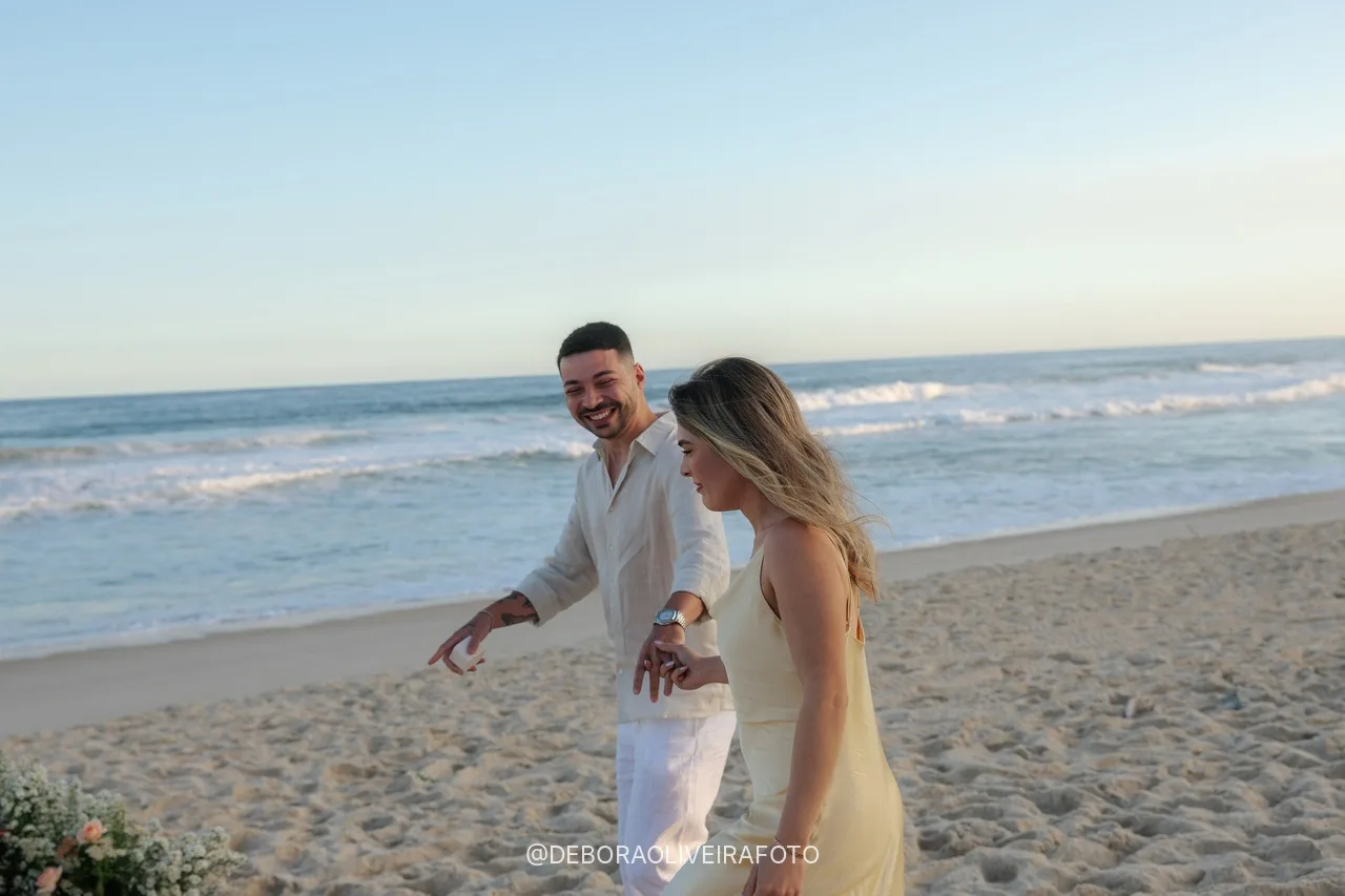 Eduardo levando Isabely pela areia até a montagem do pedido