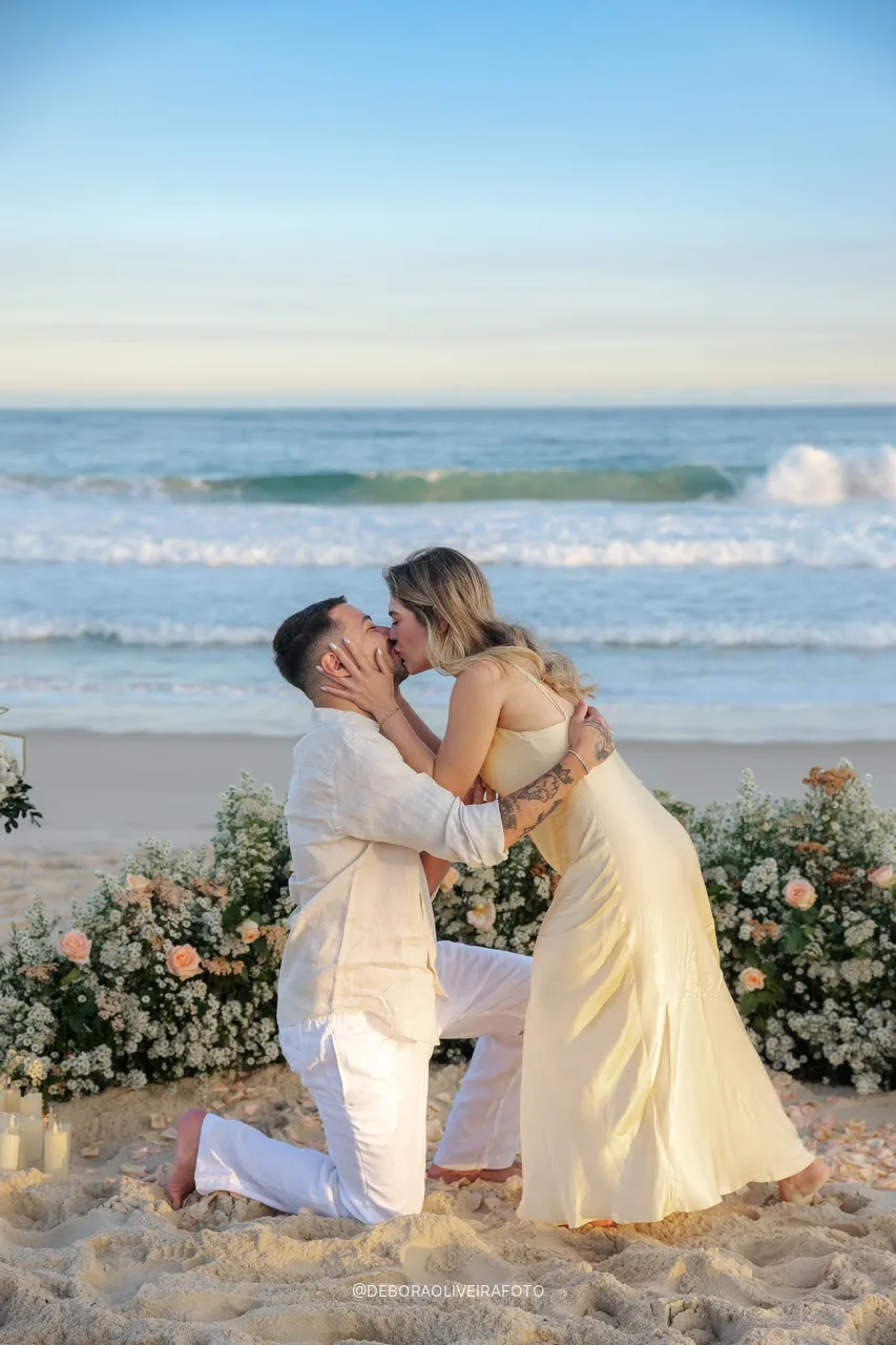 Isabely beijando Eduardo depois de dizer sim na praia no Rio de Janeiro