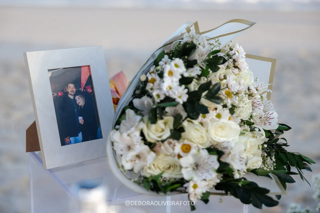 Buquê de flores brancas e foto do casal para o pedido de casamento