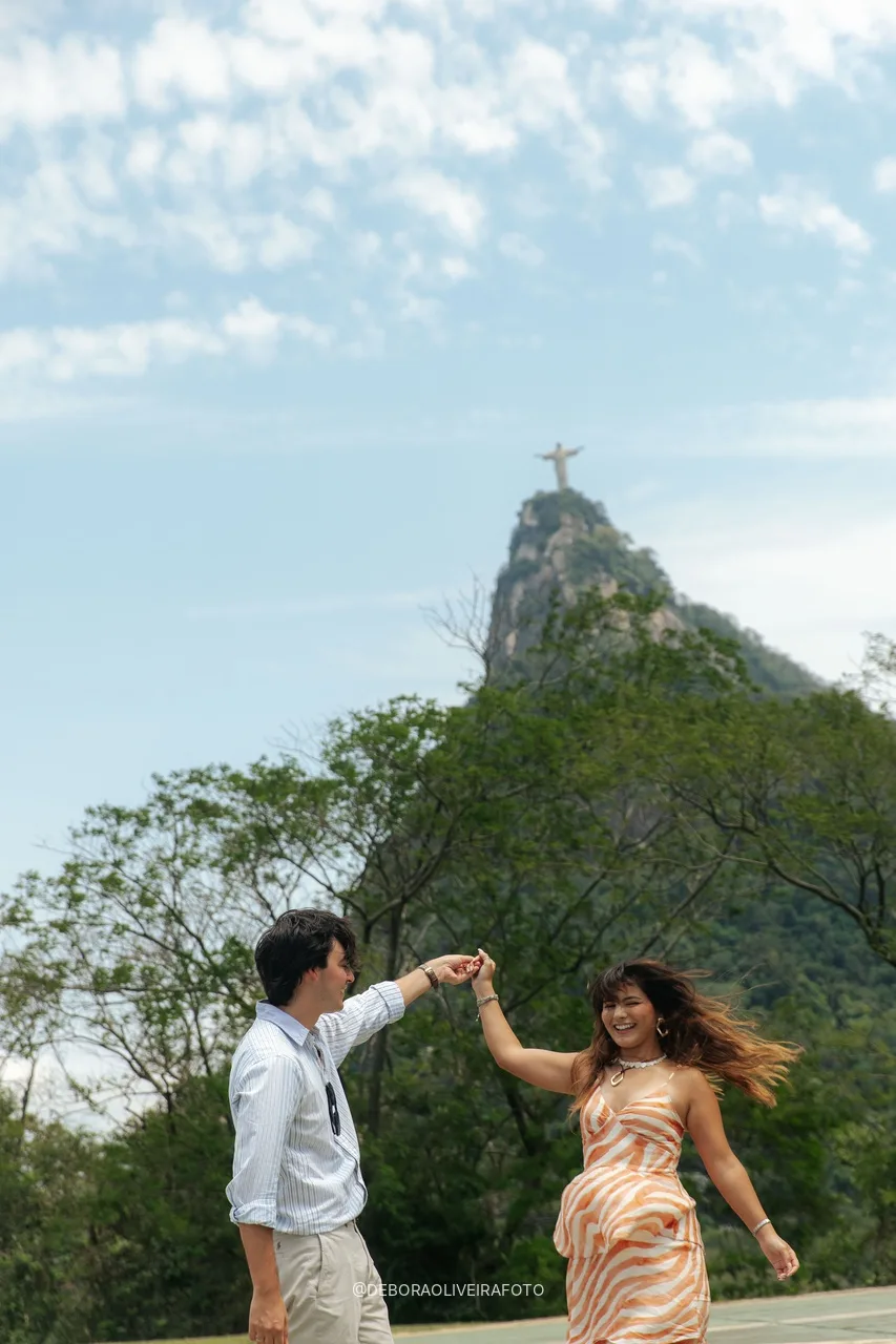 Genaro haciendo girar a Alisha en el Mirante Dona Marta