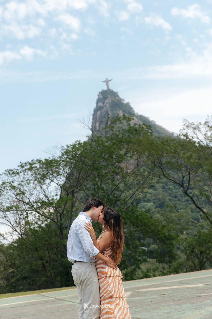 Pareja comprometida besándose en el mirador en Río de Janeiro
