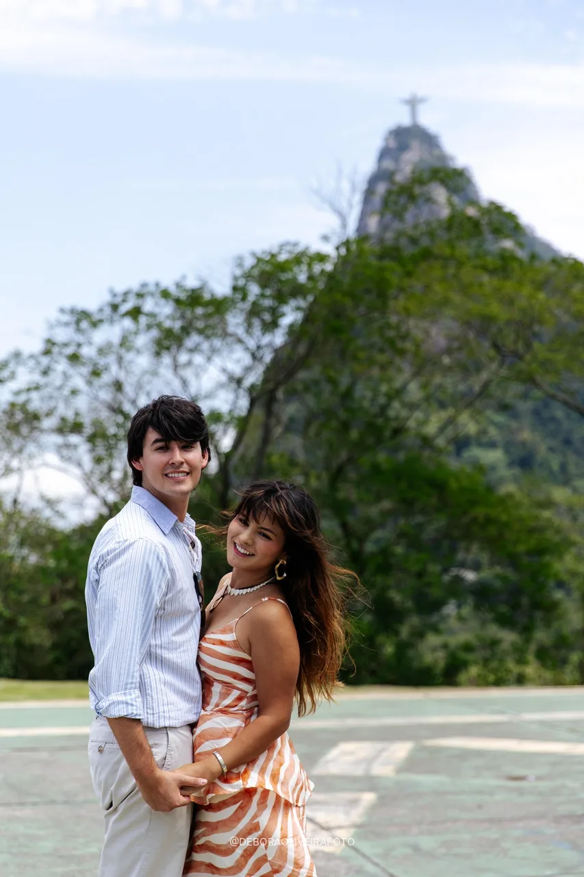 Genaro y Alisha abrazados en el Mirante Dona Marta