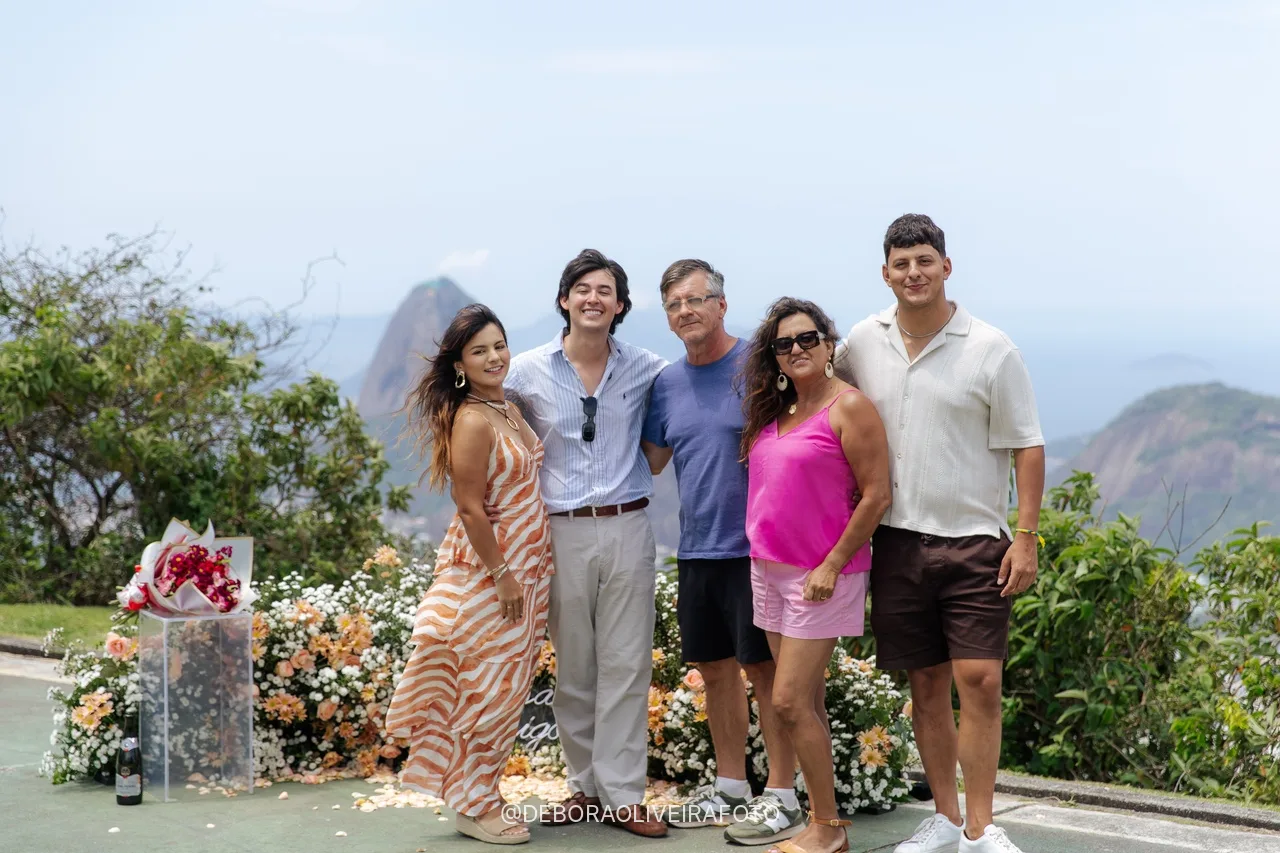 Pareja comprometida con la familia frente al jardín de flores