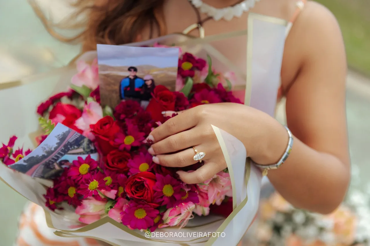 Alisha sosteniendo el ramo de rosas con su anillo de compromiso