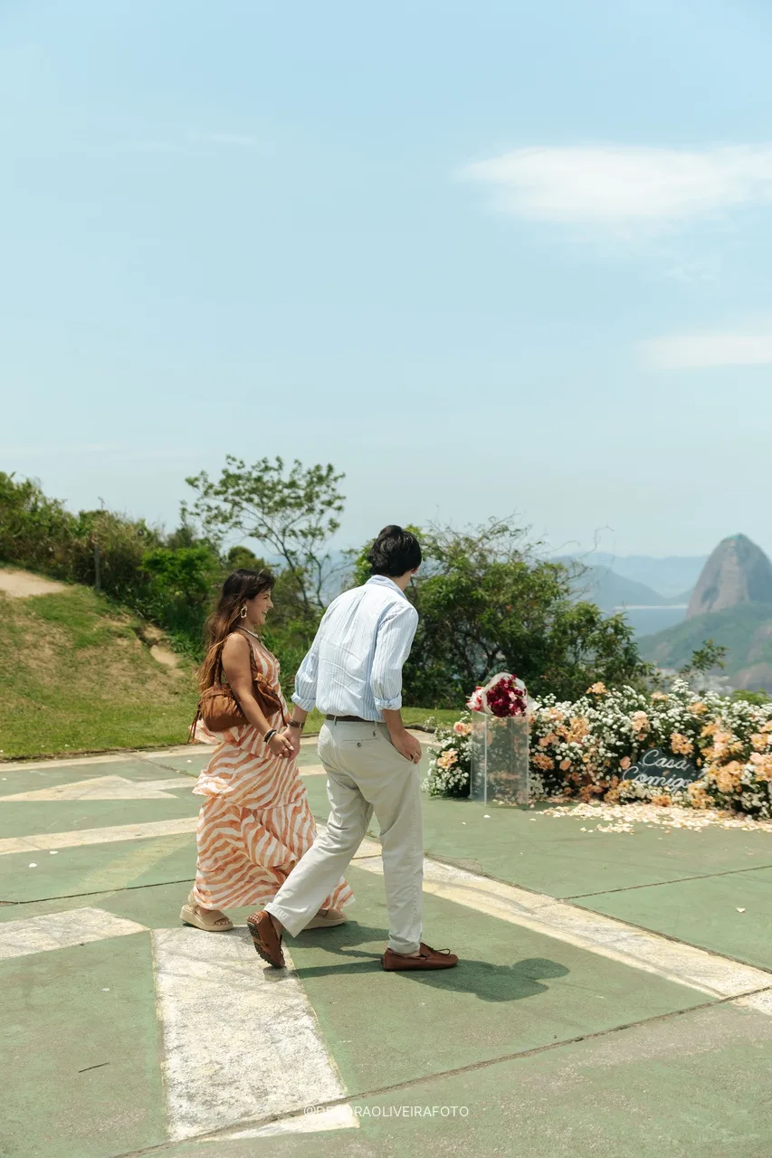 Pareja caminando hacia el jardín de flores en el mirador