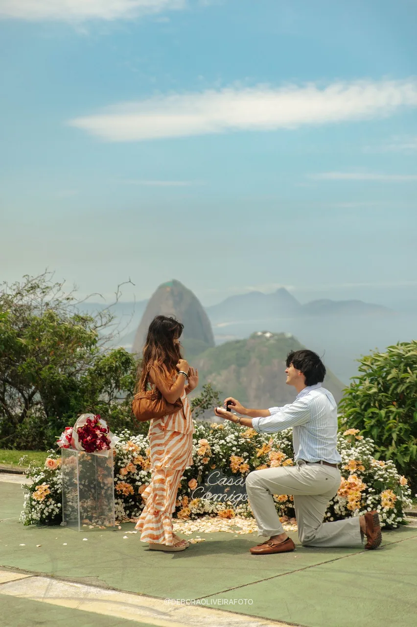Pedido de casamiento con jardín de flores en el Mirante Dona Marta: Genaro de rodillas con el Pan de Azúcar al fondo