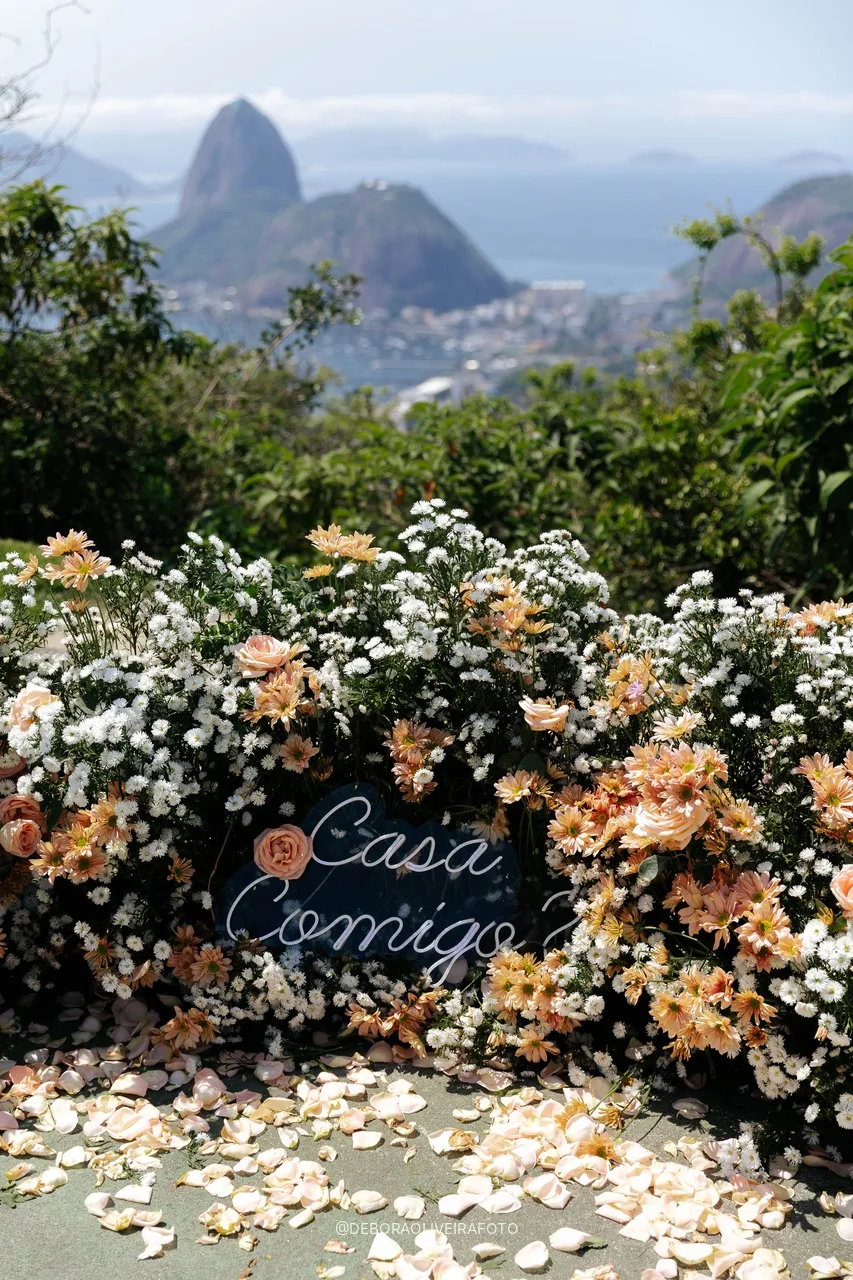 Jardín de flores con el Pan de Azúcar al fondo en Río de Janeiro