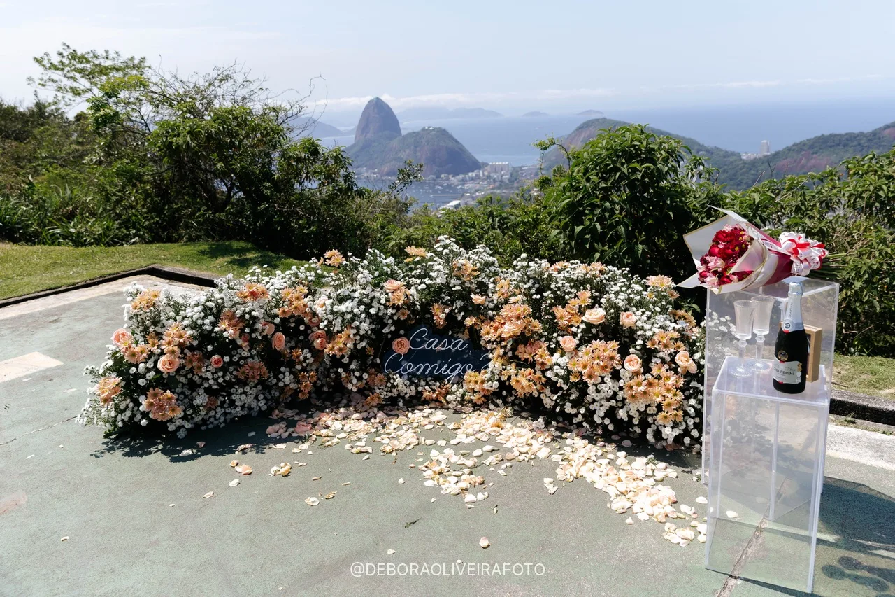 Jardín de flores en semicírculo y pétalos en el Mirante Dona Marta con vista al Pan de Azúcar