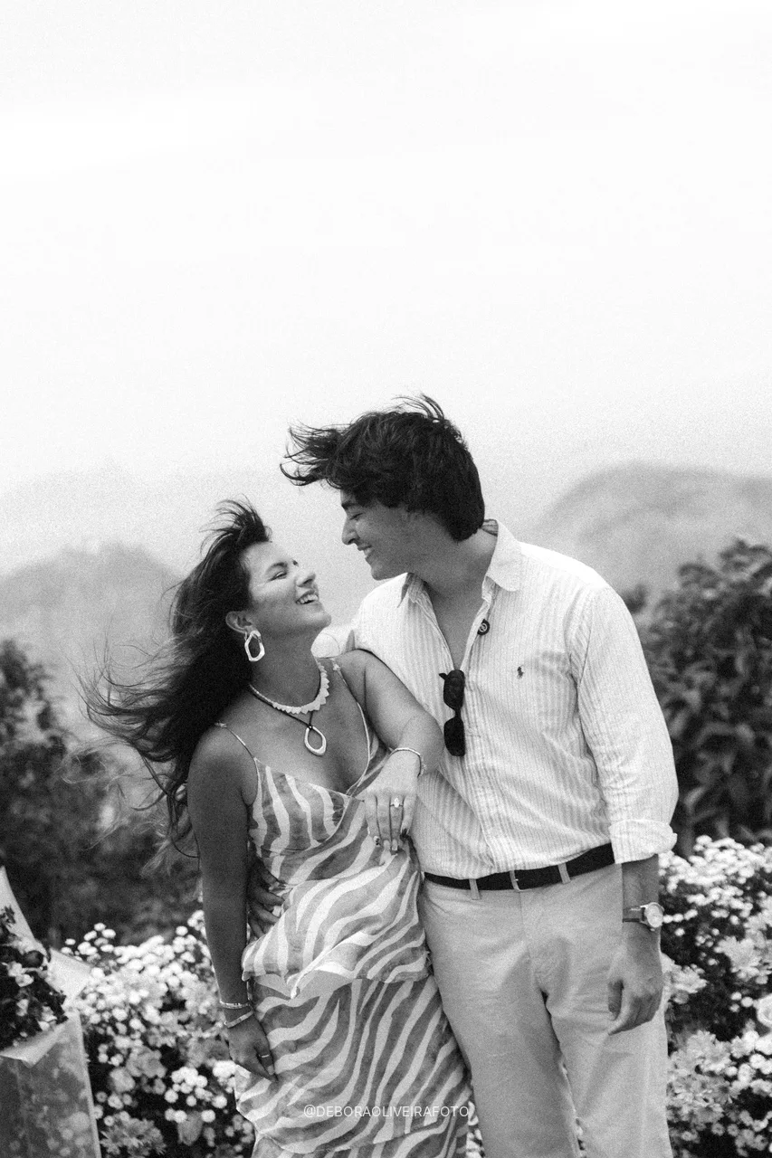 Foto en blanco y negro de la pareja comprometida en el mirador