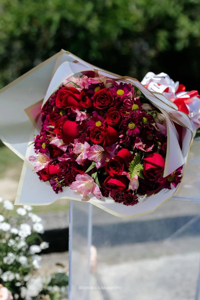 Ramo de rosas rojas en el soporte de acrílico del pedido